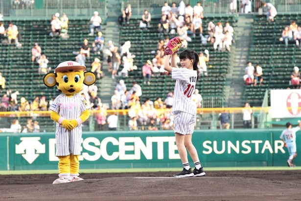 勢いよく投げ込んだボールは、惜しくもバウンドしてキャッチャーミットに…