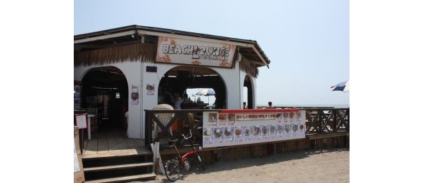 「Yu!gahama」はビーチの東端にあり、テラス席が人気。8/22（土）にはライブの予定も