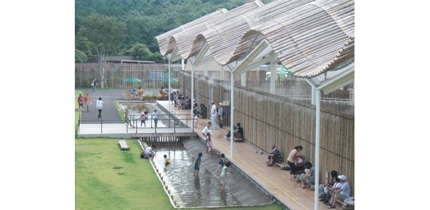 「水の広場」で子供たちが大はしゃぎ