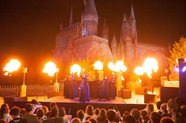 平和な魔法界がハロウィーンの期間中、闇の魔法界に一変する HARRY POTTER, characters, names and related indicia are trademarks of and (c) Warner Bros.　Entertainment Inc.　Harry Potter Publishing Rights (c) JKR. (s16)