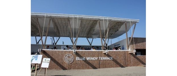 BLUE WINDY TERRACEは開放感バツグン。“海の家”とは思えない立派な外観