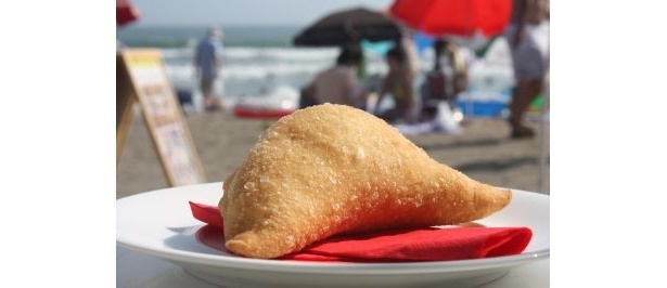 「FIAT CAFFE＠Yuigahama Beach」でイチオシの揚げPIZZA（￥500）