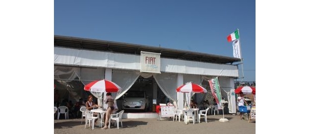 中央に最新のFIATが置かれたFIAT CAFFE。夜メニューにはバーニャカウダや生ハム（各￥500）などが登場し、お酒と共に楽しめる
