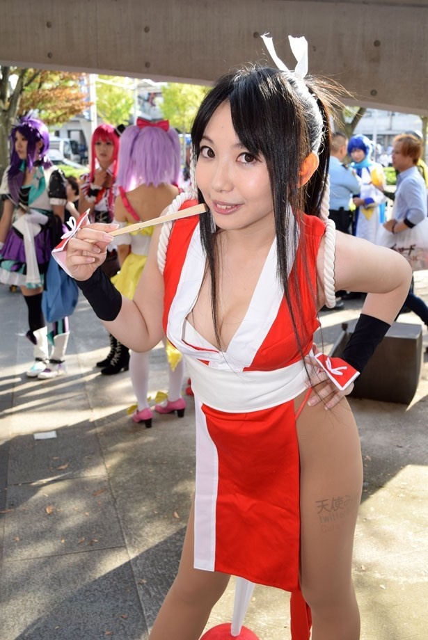 【写真を見る】参加レイヤーのなかには、セクシー衣装のコスプレ美女の姿も！