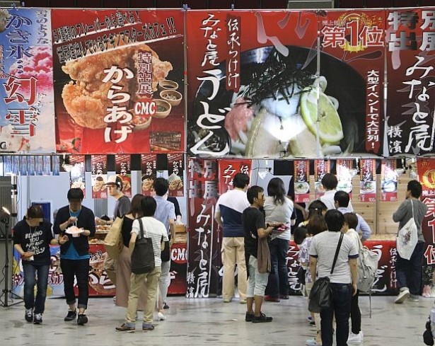 大盛況の「フードコート」