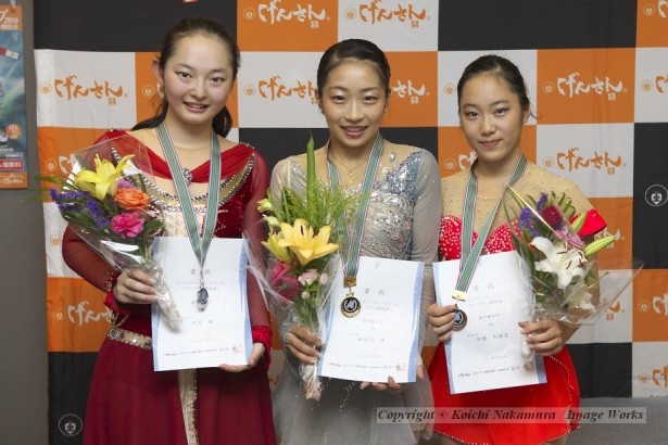 選手権女子クラスの表彰式。優勝、新田谷凜（中央）、2位、大庭雅（左）、3位、加藤利緒菜（右）。中京大学が表彰台を独占した