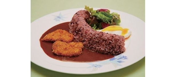そびえるライス！「くろよんロイヤルホテル」のダムカレー(1500円>