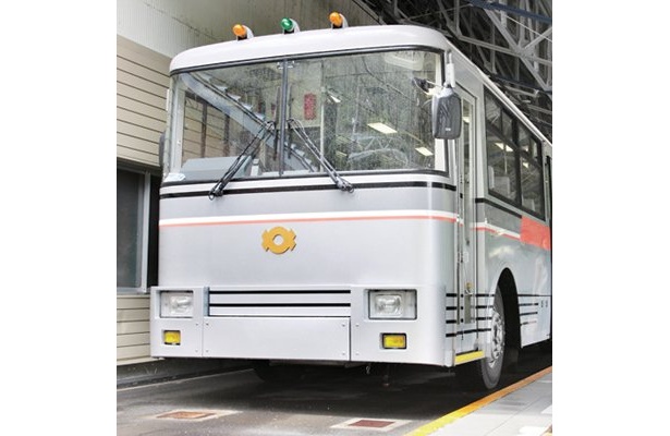 日本で唯一電気で走るトロリーバス。扇沢駅から黒部ダム駅まで6.1kmを結んでいる