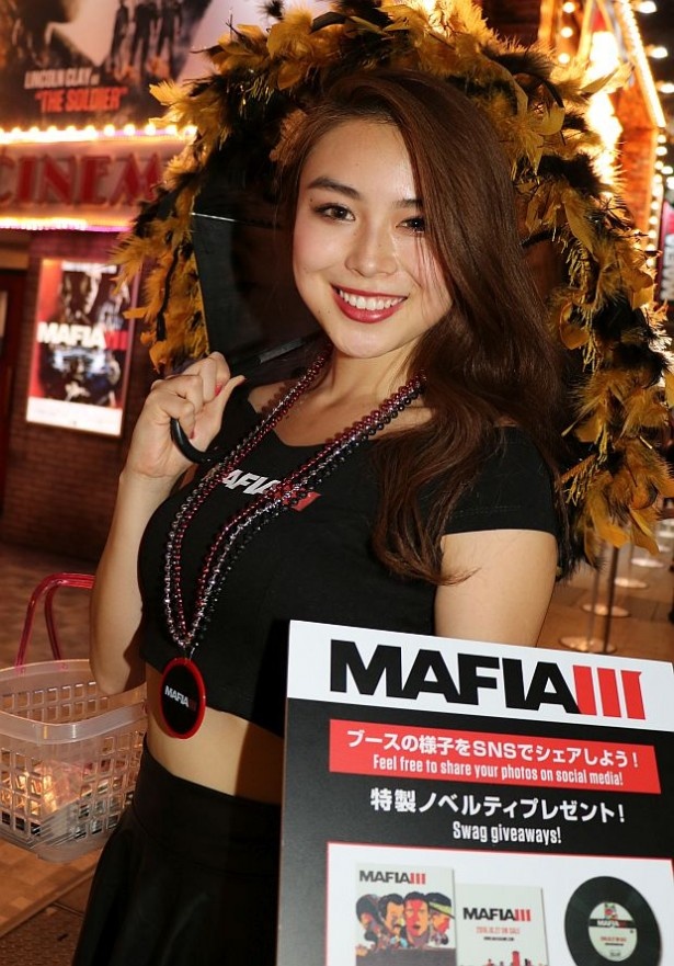 セパレート系衣装を着こなすコンパニオン