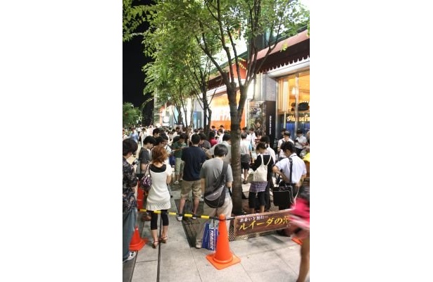 ヨドバシカメラマルチメディアAkiba前にできた「ルイーダの酒場」でゲームに興じる人々