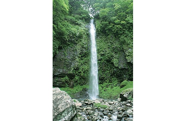 落差約60mの壮大な滝！