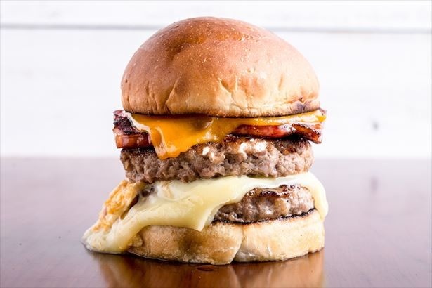肉とチーズにこだわった大人気の「グルメバーガー」