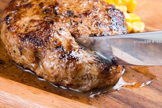 肉汁溢れる熟成牛ハンバーグも看板メニューのひとつ
