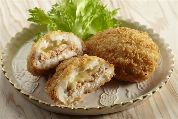 「チーズとろける秋味メンチ」(324円)は、9月21日(水)から9月27日(火)まで、各日限定50個で販売