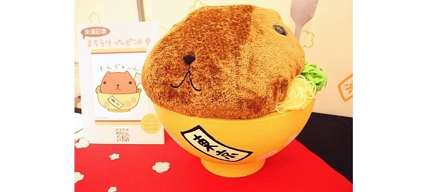 東京イベント記念で展示されている“もんじゃカピバラさん”のぬいぐるみ