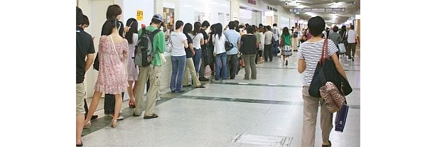 オープン前の大行列。階上まで続いていた