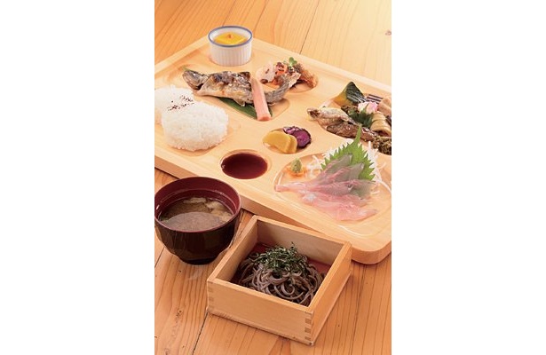 「岩魚の里　峡（はざま）」の峡定食（2100円）はイワナづくしのメニューだ