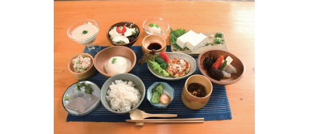 地元産のコンニャクや、愛知県産の大豆などを使ったヘルシーなコース「飯盛コース」（1800円）/　「三州足助屋敷　薫楓亭」