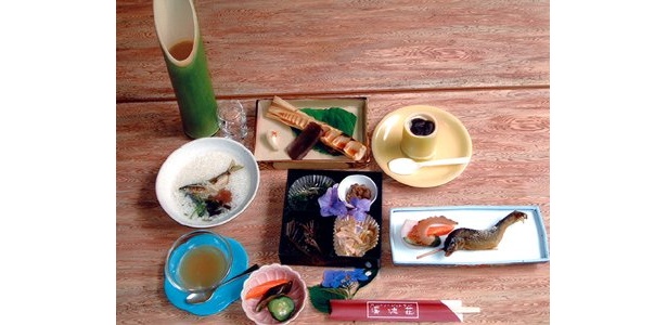 「カントリーレストラン　渓流荘」では、アユの塩焼きをメインにしたアユ尽くしのコース（3675円）がオススメ