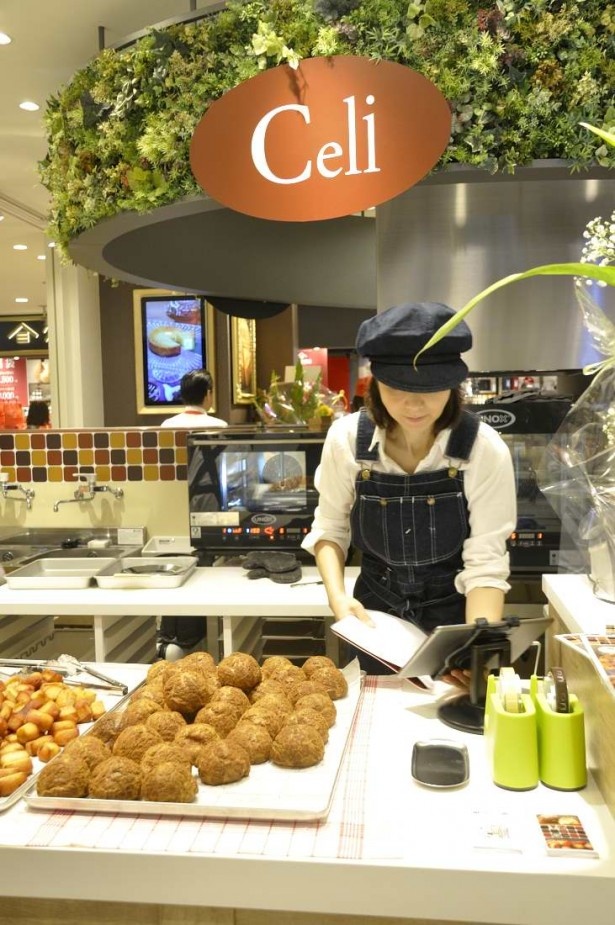 シュークリームと焼きたてフィナンシェの店、セリスイーツ。シュークリーム(250円〜)は注文を受けてからクリームを詰める