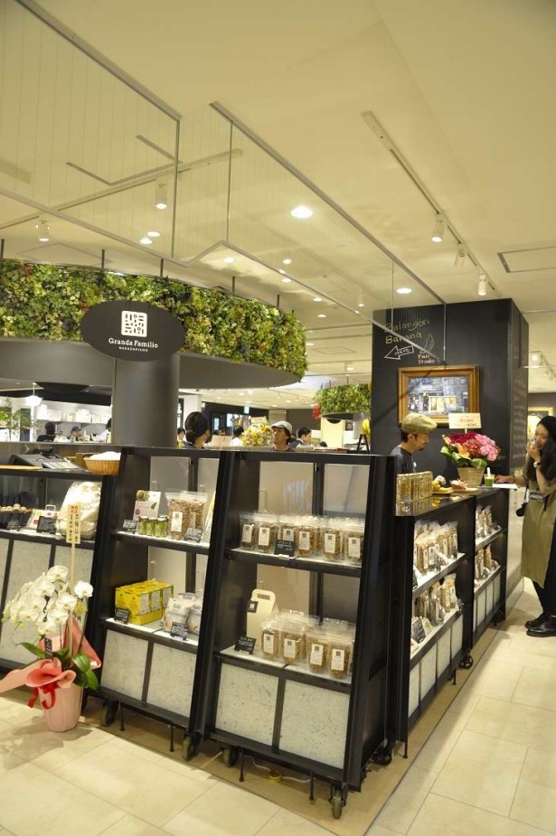 ラ・グランダ・ファミリオはオーガニックグラノーラの店。手づくりのグラノーラを使ったスムージーやアサイーボウルなども提供する
