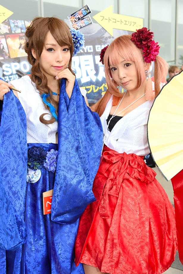 ANIMAREALブースの公式レイヤーを務める椎名煌さん(写真左)と、こよみさん(写真右)