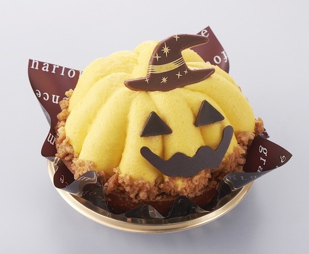 アーモンドタルトの上に、かぼちゃ甘露煮が入ったスポンジ入りクリームを重ねた可愛らしいケーキ「ハロウィン かぼちゃのおばケーキ」