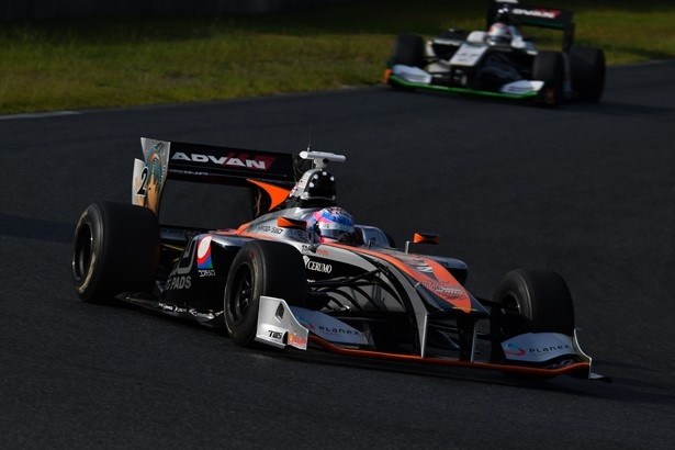 【写真を見る】2011年のスーパーフォーミュラ参戦から6年目で嬉しい初優勝を飾った国本