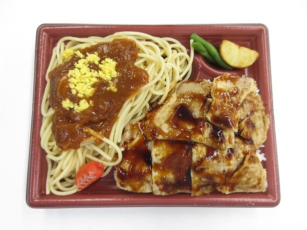 【写真を見る】ボリュームたっぷり「豚生姜焼き弁当」(498円)