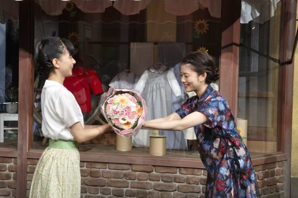 淡いピンクや黄色を基調にした花束は清楚な芳根にぴったりだ