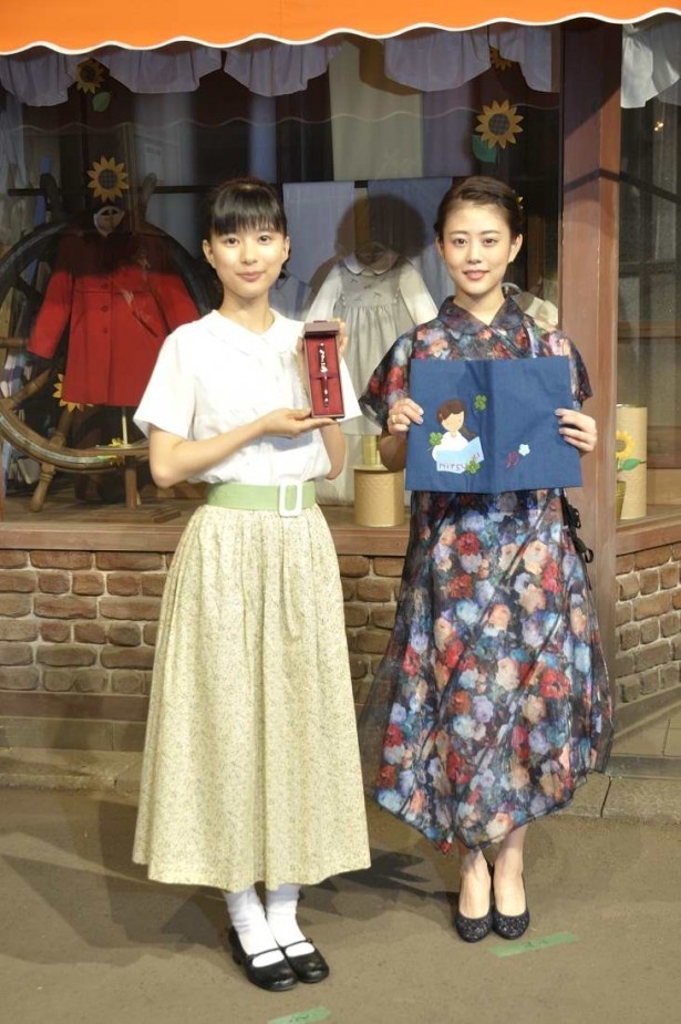芳根京子(左)には「とと姉ちゃん」を象徴する万年筆が、高畑充希には神戸の職人さん手作りのブックカバーが贈られた