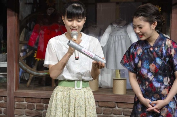 ドラマのロゴが貼られたバトンを手に「緊張して手汗がすごくて…」と芳根(左)