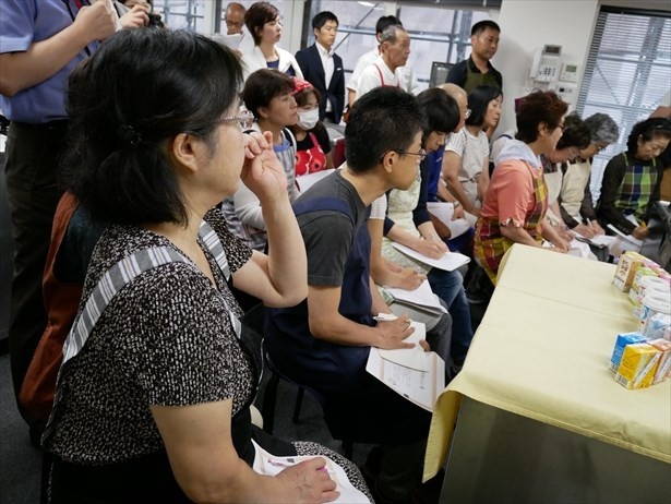 講義の内容を真剣に聴く参加者たち