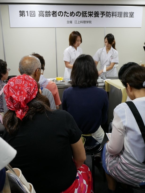 調理の解説に聞き入る参加者たち