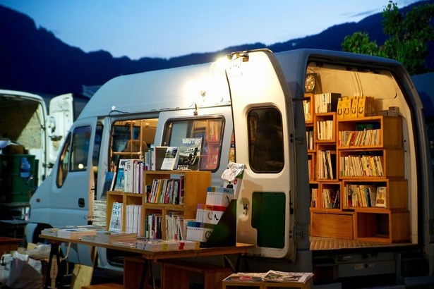「Book Cafe Lounge」をプロデュースするのは、移動式本屋「BOOK TRUCK」。「東京」をテーマとした、約500冊の本が並ぶ