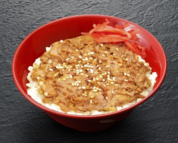 宮城県代表は食べやすくスライスした牛タンを醤油ベースの甘辛タレで煮込み、麦飯に乗せた利久のイベント限定メニュー「牛たんまかない丼」