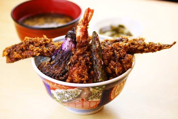 神奈川県代表は自慢の黒タレで小田原の食材を堪能できる、じねんじょ蕎麦九十九の「小田原 黒天丼」