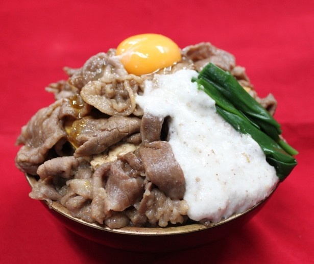 鳥取県代表はA5ランクの和牛肉を地元産の醤油で甘辛く仕上げ、自然薯とろろと大山たまごを組み合わせた大山山麓観光推進協議会・かばの「だいせん☆てんこ盛りA5すき焼き丼」
