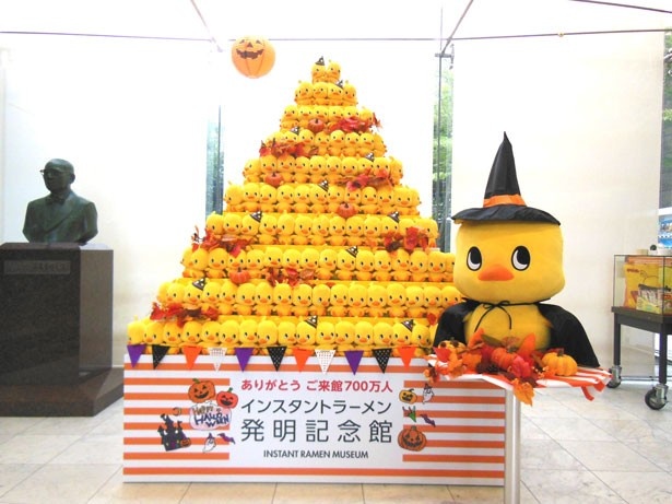 1階エントランスには、仮装をしたひよこちゃんが登場