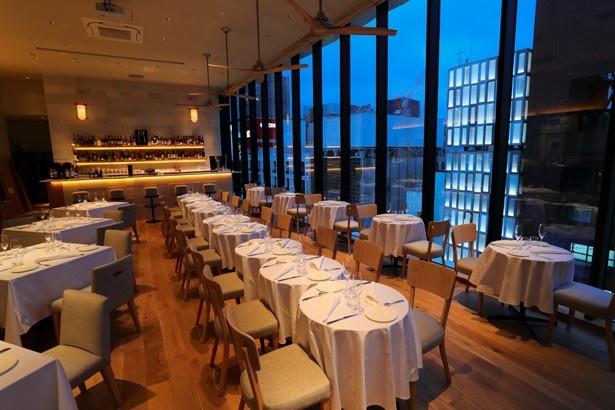 大きな窓から銀座の街並みを一望できる、「BISTRO MARX」の店内