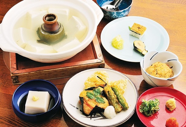 「湯豆腐定食」(3240円)は、嵯峨の名店・森嘉の濃厚な豆腐を使用した一級品だ/西山艸堂