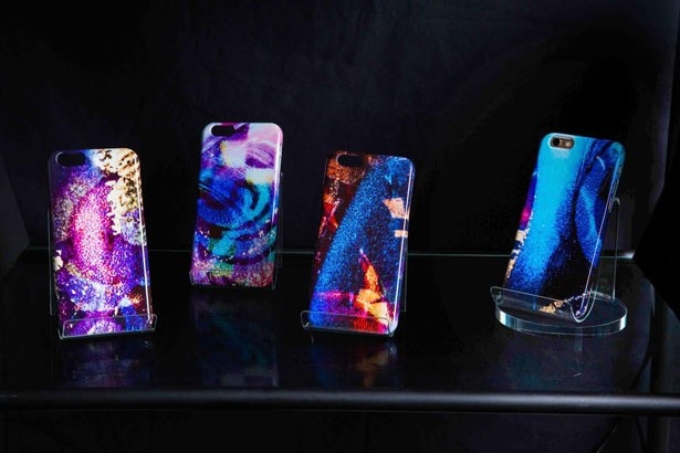 アートをスマホケースにまで展開