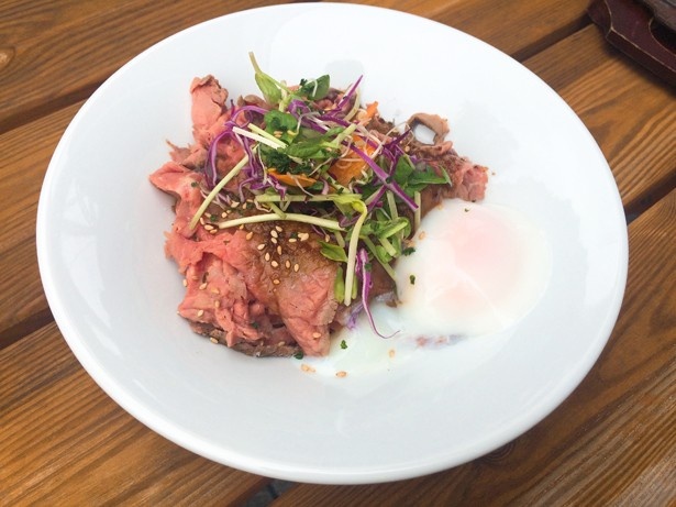 あずきバーを入れて炊き上げた、赤飯のようなもっちり食感の米が特徴！あずきバーローストビーフ丼(1,167円)
