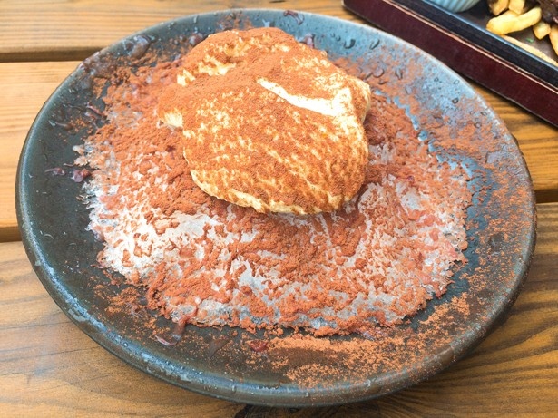 あずきバーかき氷ティラミス風味(519円)。パウダースノーのような細かい氷とクラッシュしたあずきバーを合わせたたかき氷。上にはティラミスクリームとほろ苦いココアをたっぷり