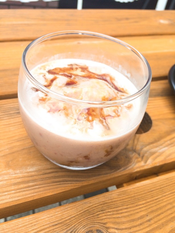 フローズンあずきバー～大人の黒蜜きなこ～(519円)。あずきバーとカルーアを合わせてフローズンにしたカクテル。黒蜜ときなこをトッピングし和風テイスト