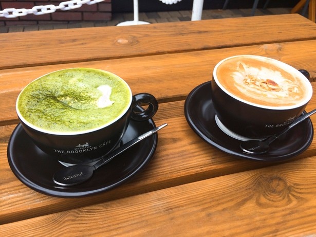 あずきバーホイップ抹茶ラテ(左)、あずきバーキャラメルナッツホイップラテ(右、各519円)。2倍に濃縮したあずきバーと生クリームで作ったAZUKIホイップクリームをのせた