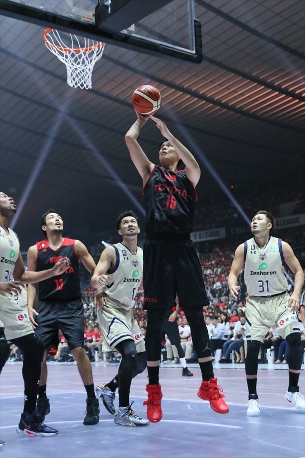 9月22日の開幕戦、アルバルク東京-琉球ゴールデンキングス 第2クォーター、シュートを決める・竹内選手