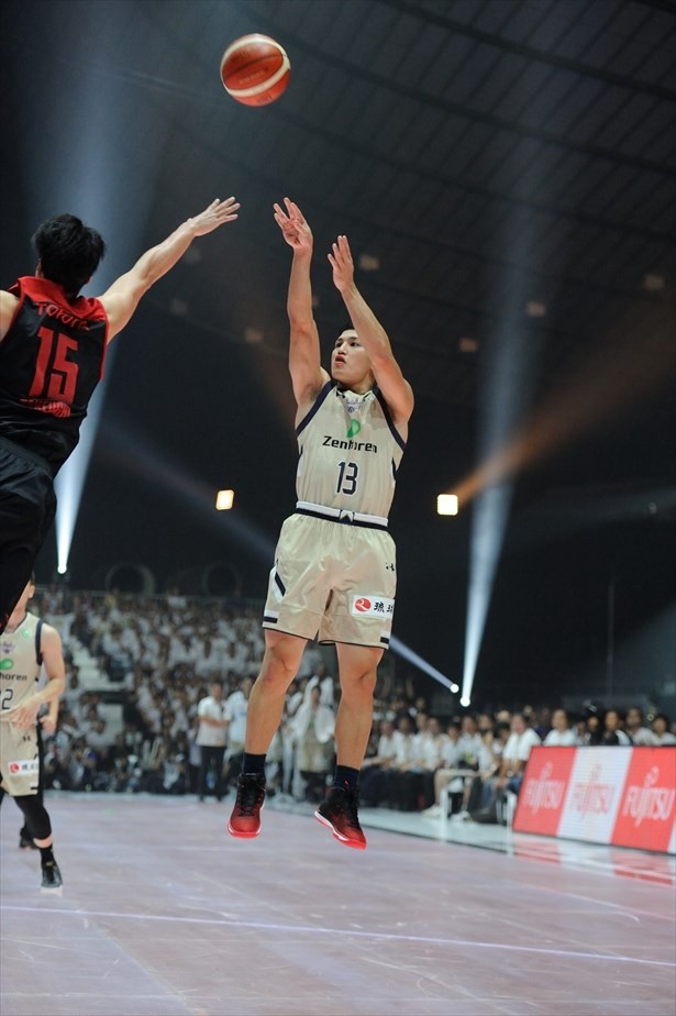 9月22日の開幕戦、アルバルク東京-琉球ゴールデンキングス 第2クォーター、シュートを決める琉球ゴールデンキングスの津山選手