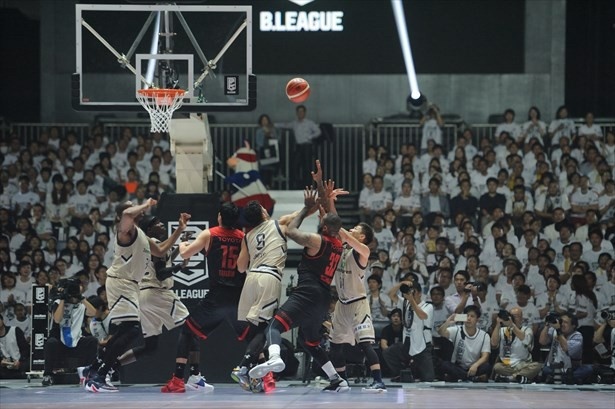 9月22日の開幕戦、アルバルク東京-琉球ゴールデンキングス 第1クォーター、シュートを決めるアルバルク東京のトロイ・ギレンウォーター選手