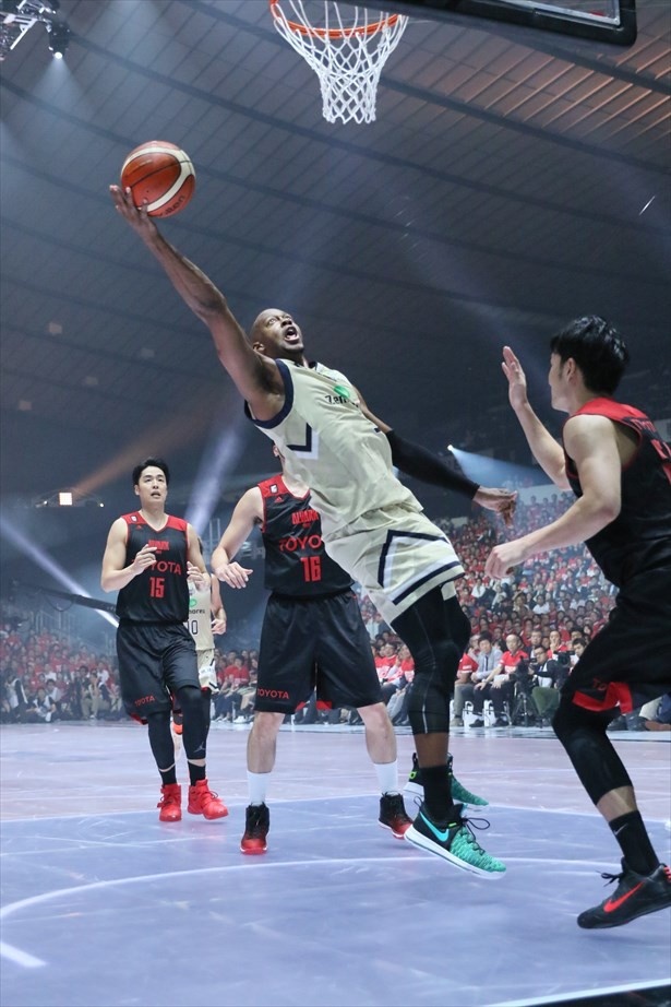 9月22日の開幕戦、アルバルク東京-琉球ゴールデンキングス 第4クォーター、シュートする琉球ゴールデンキングスのアンソニー選手